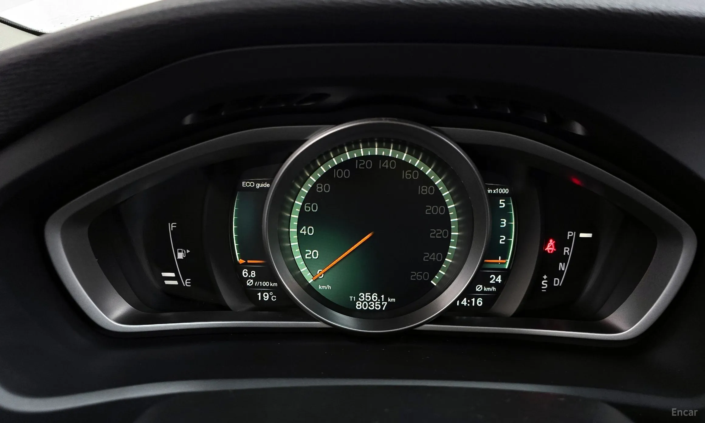 Volvo V40 превью 8