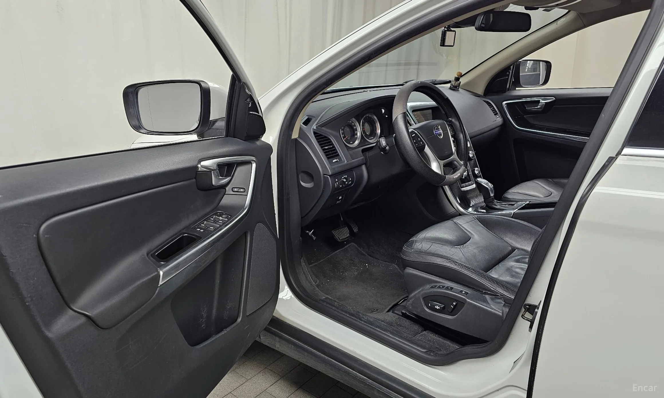 Volvo XC60 превью 10