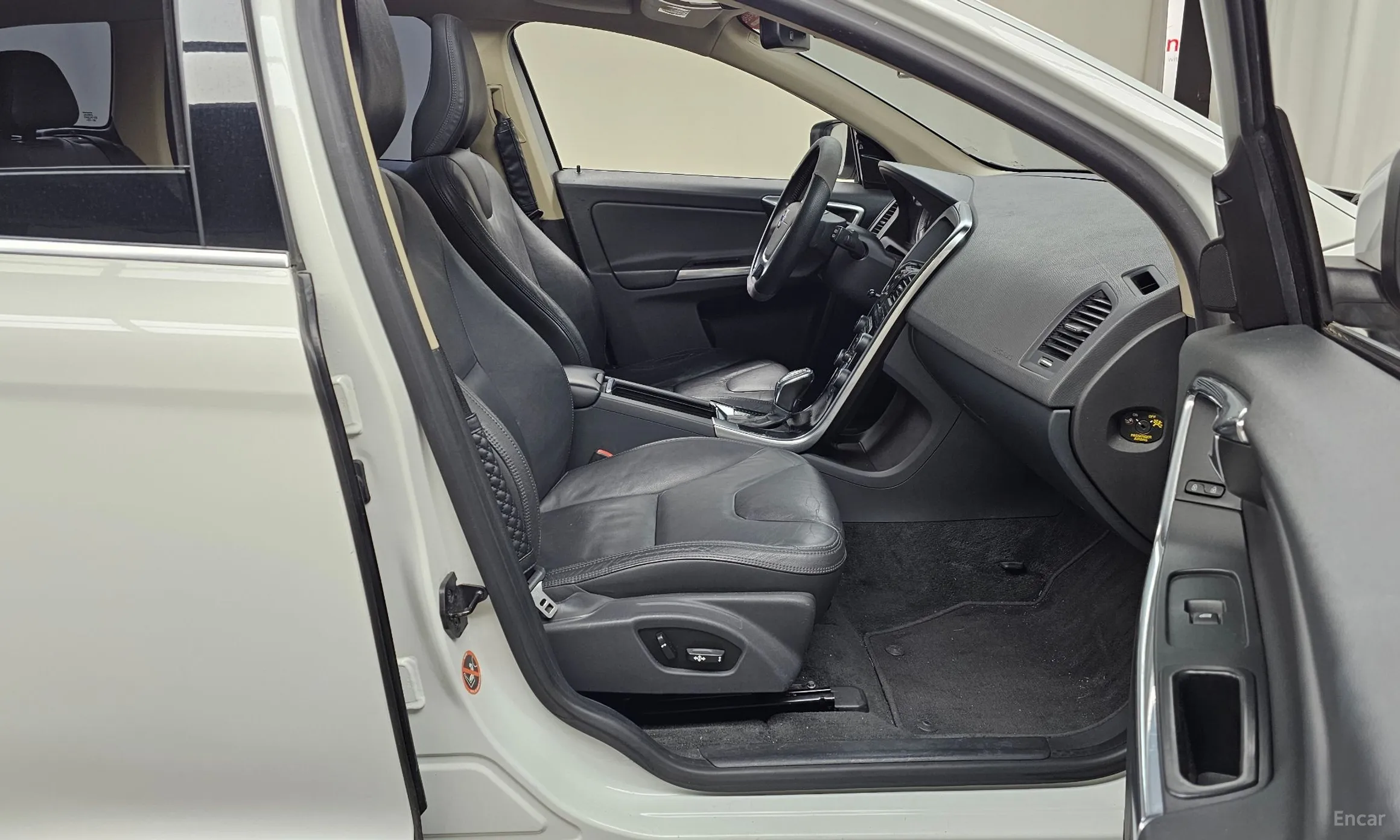 Volvo XC60 превью 11