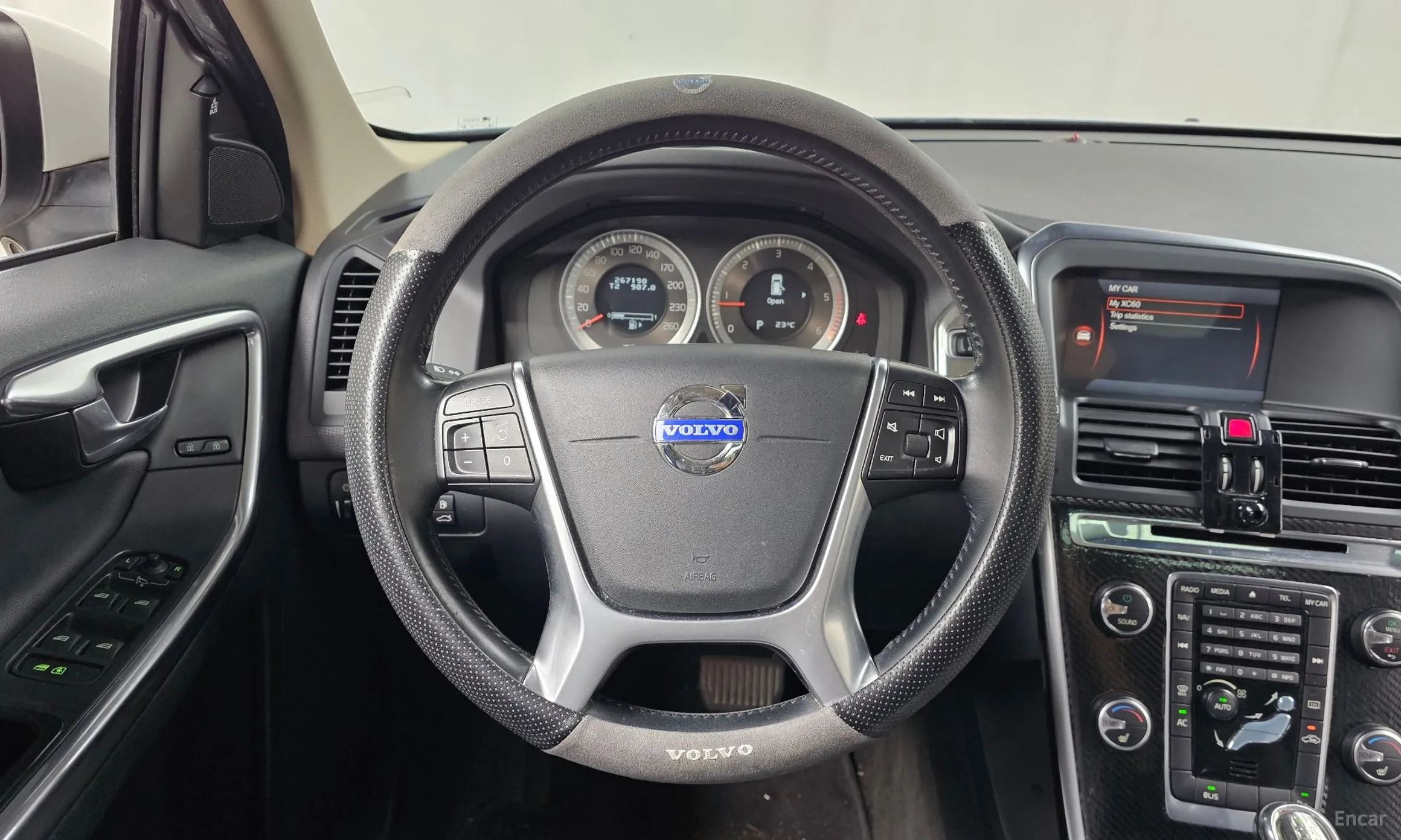 Volvo XC60 превью 13