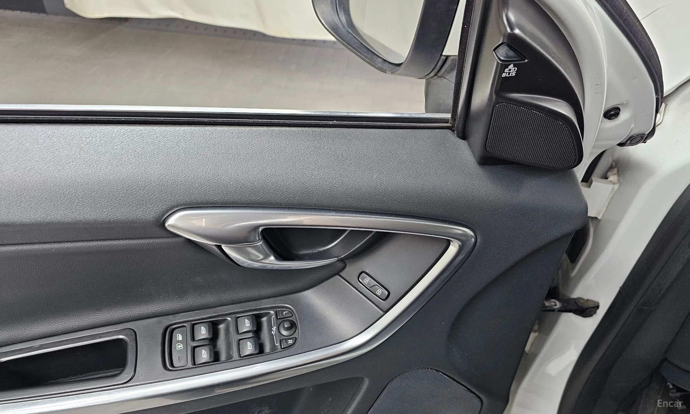 Volvo XC60 превью 14