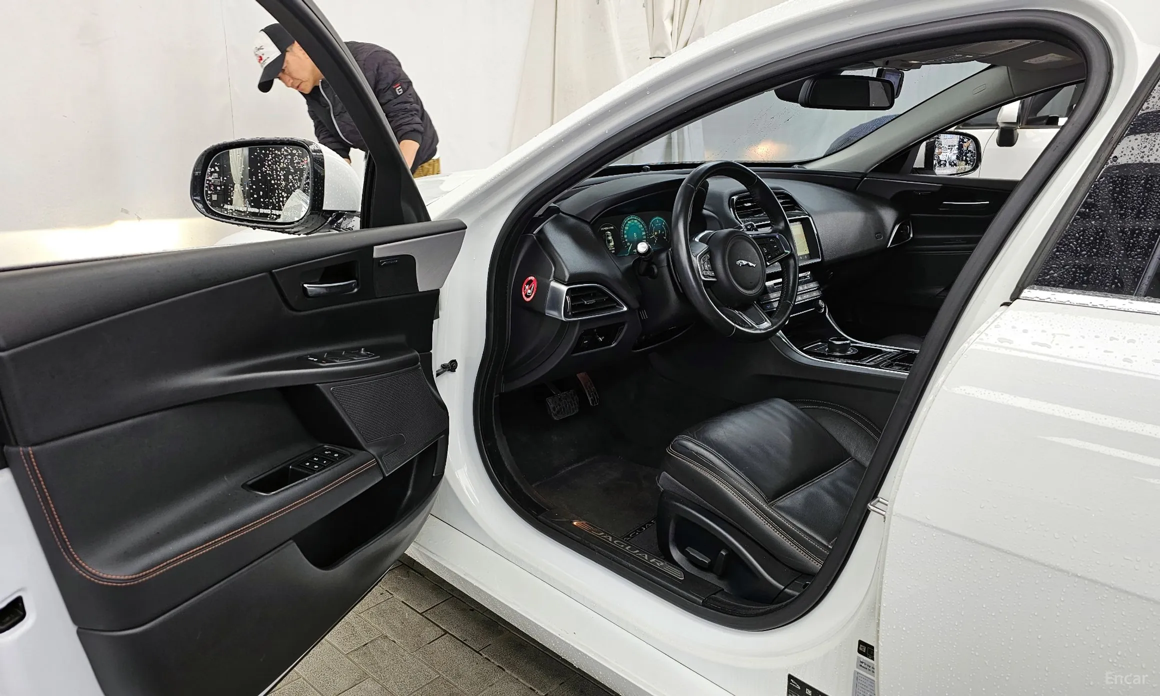 Jaguar XE превью 10