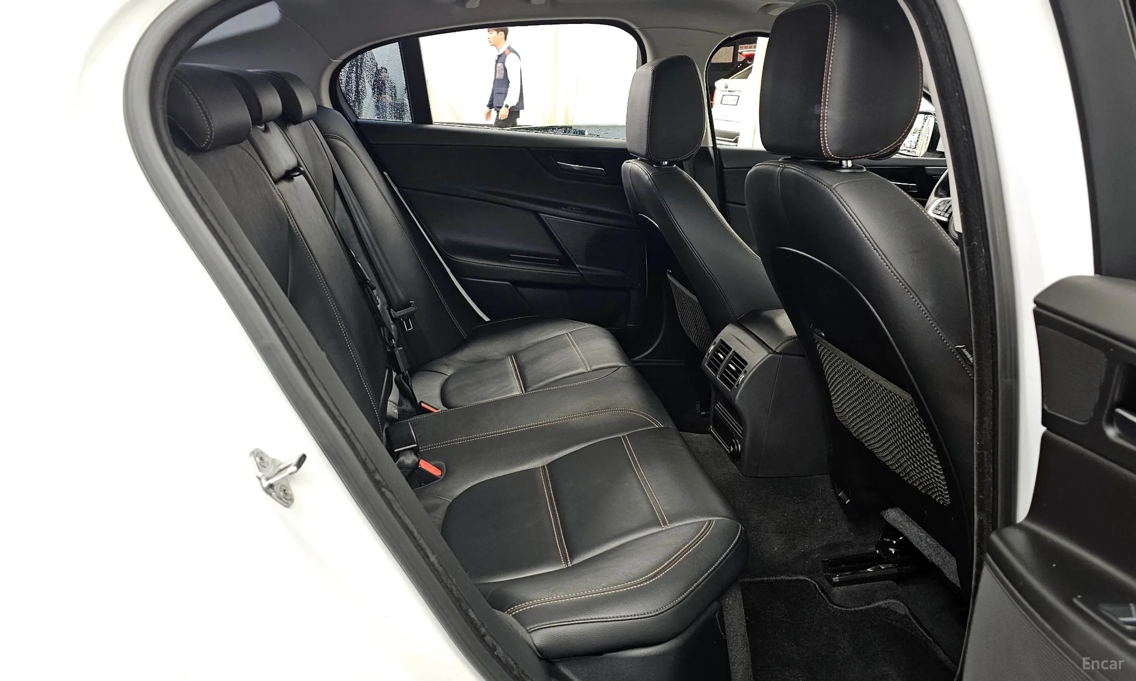 Jaguar XE превью 12