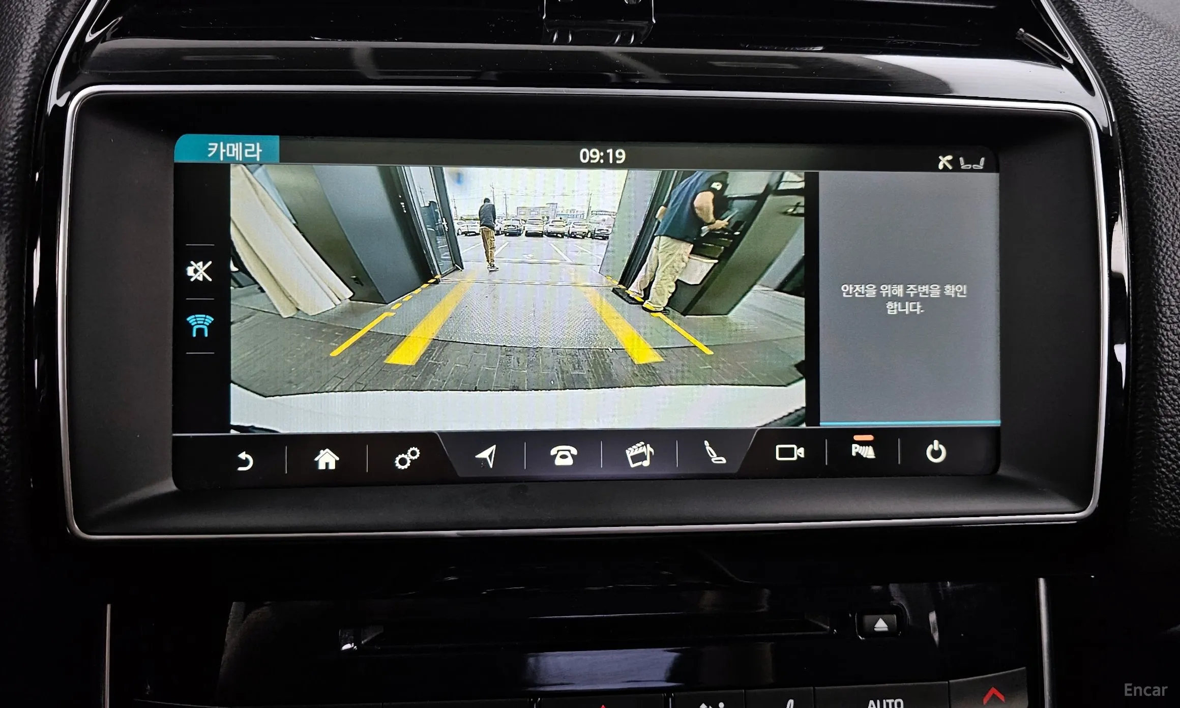 Jaguar XE превью 17