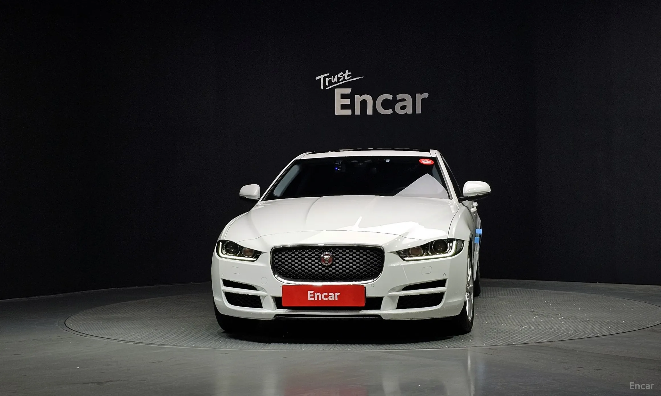 Jaguar XE превью 3