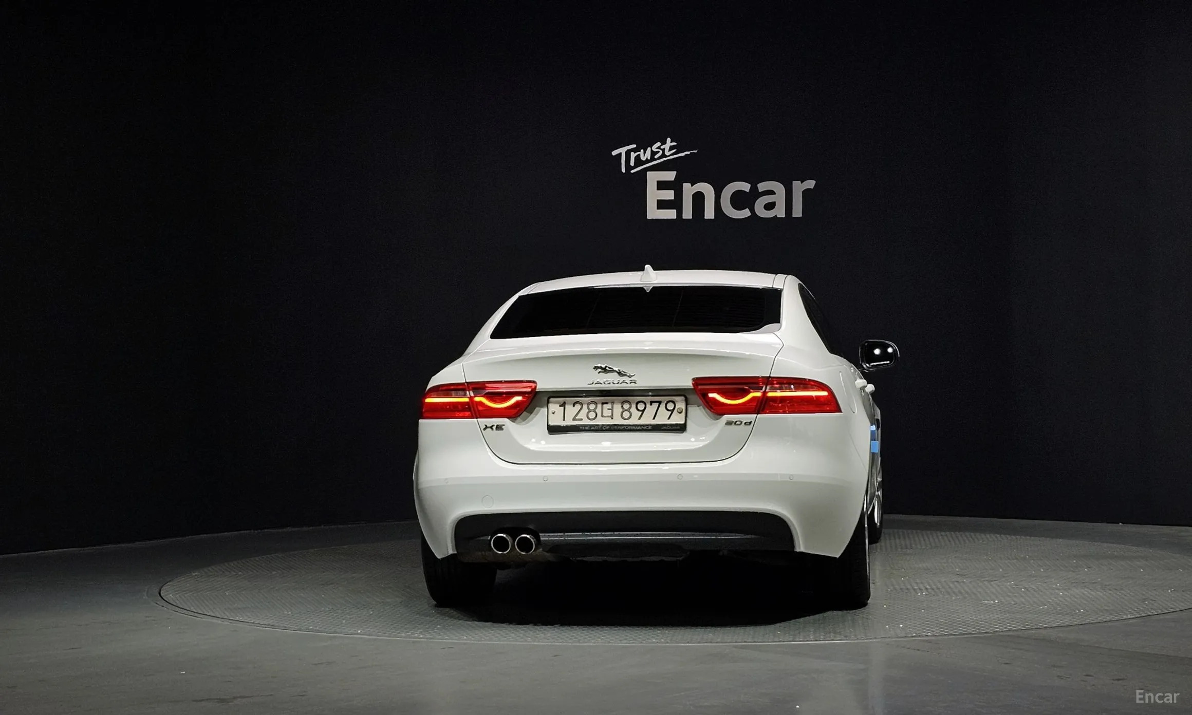 Jaguar XE превью 4