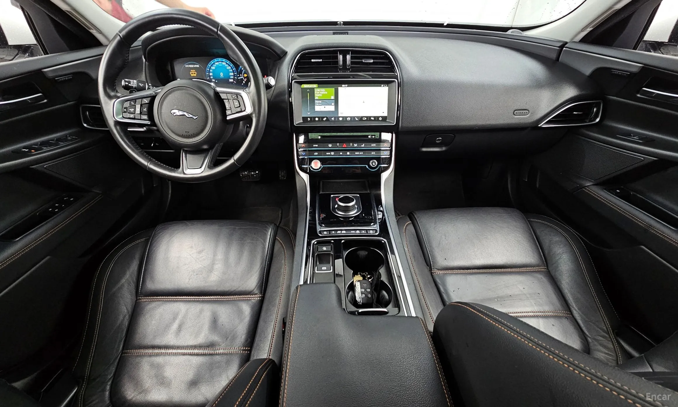 Jaguar XE превью 7
