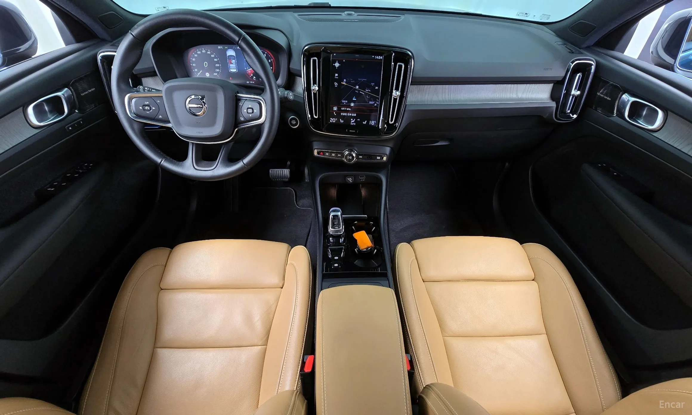Volvo XC40 превью 7