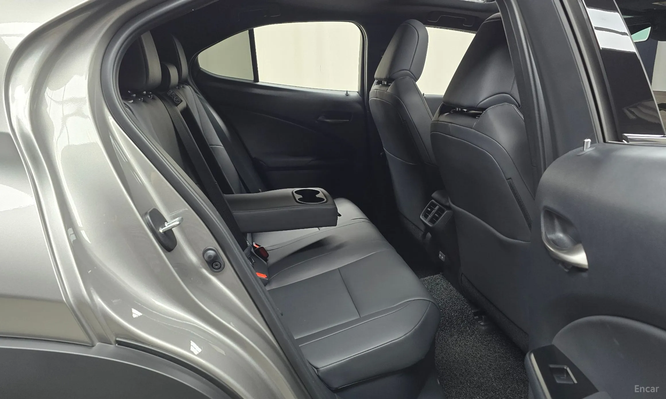 Lexus UX300h превью 11