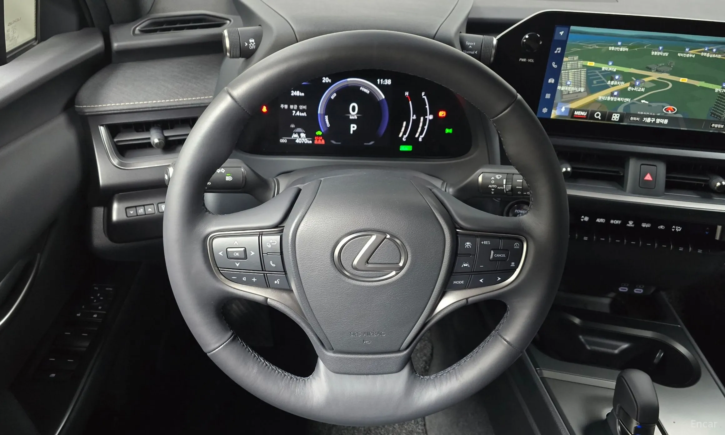 Lexus UX300h превью 12