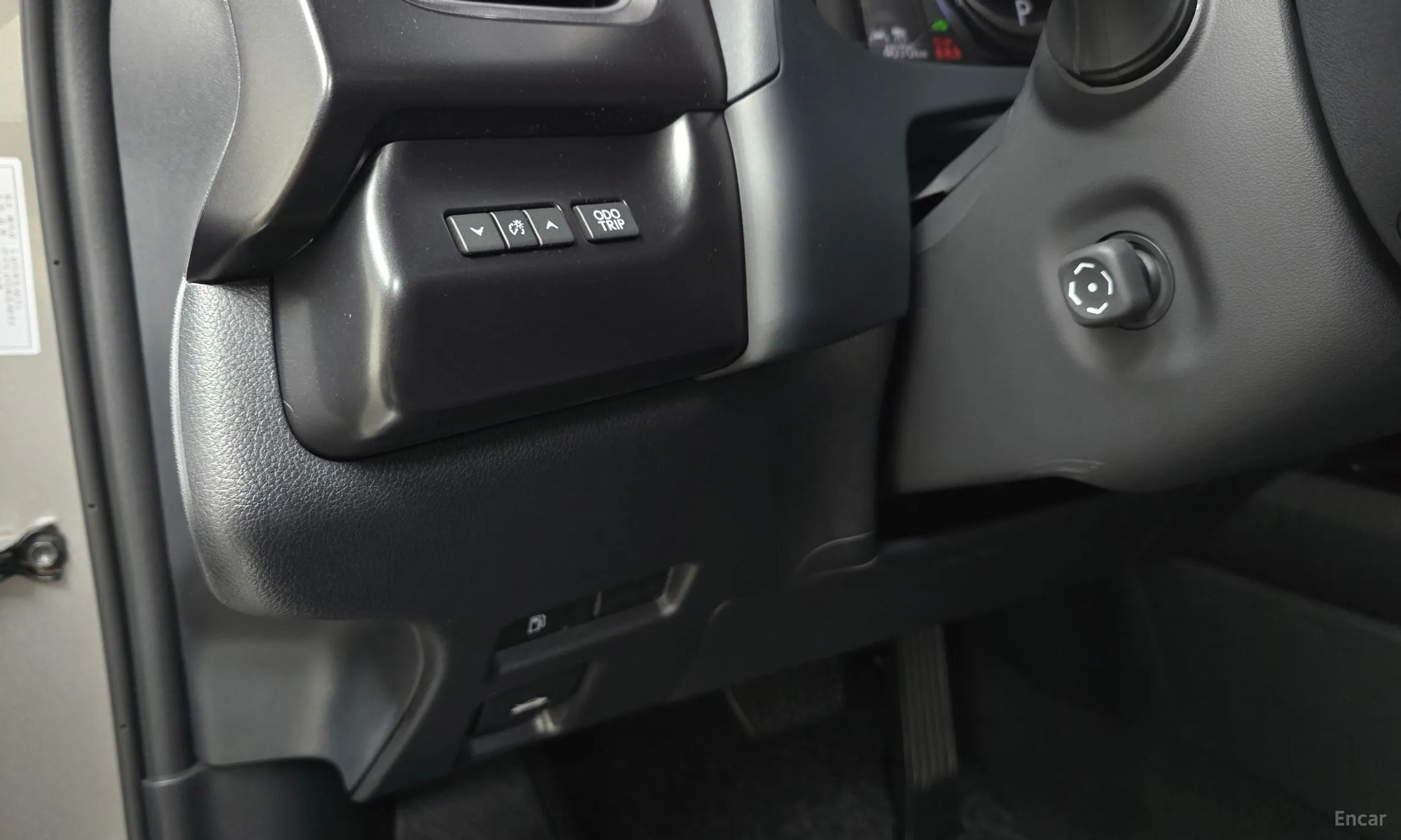 Lexus UX300h превью 17