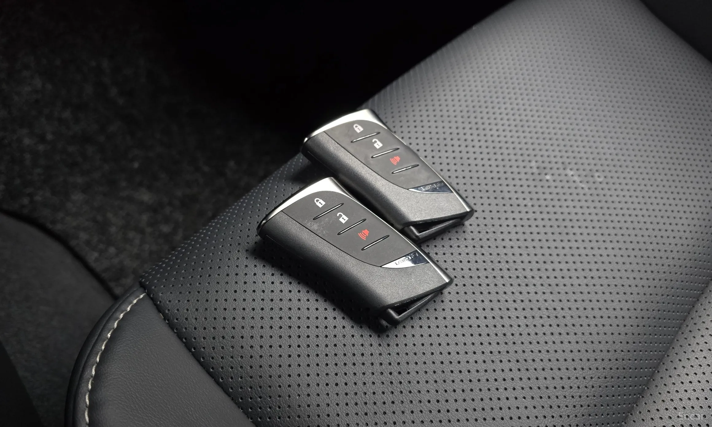 Lexus UX300h превью 20