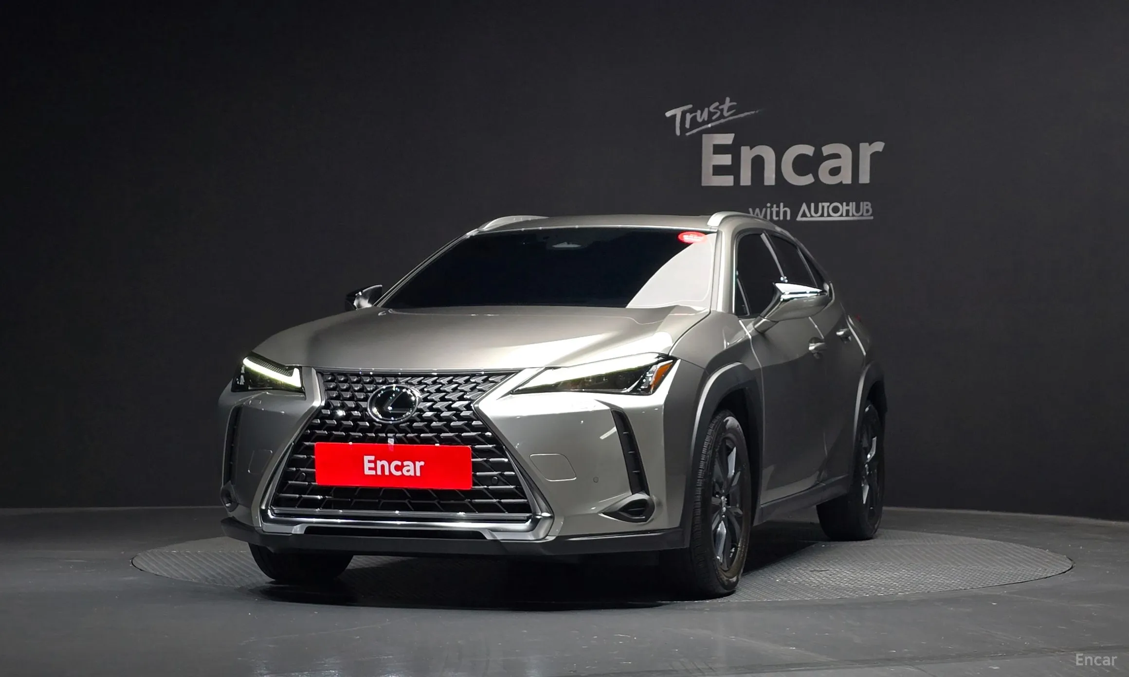 Lexus UX300h превью 3