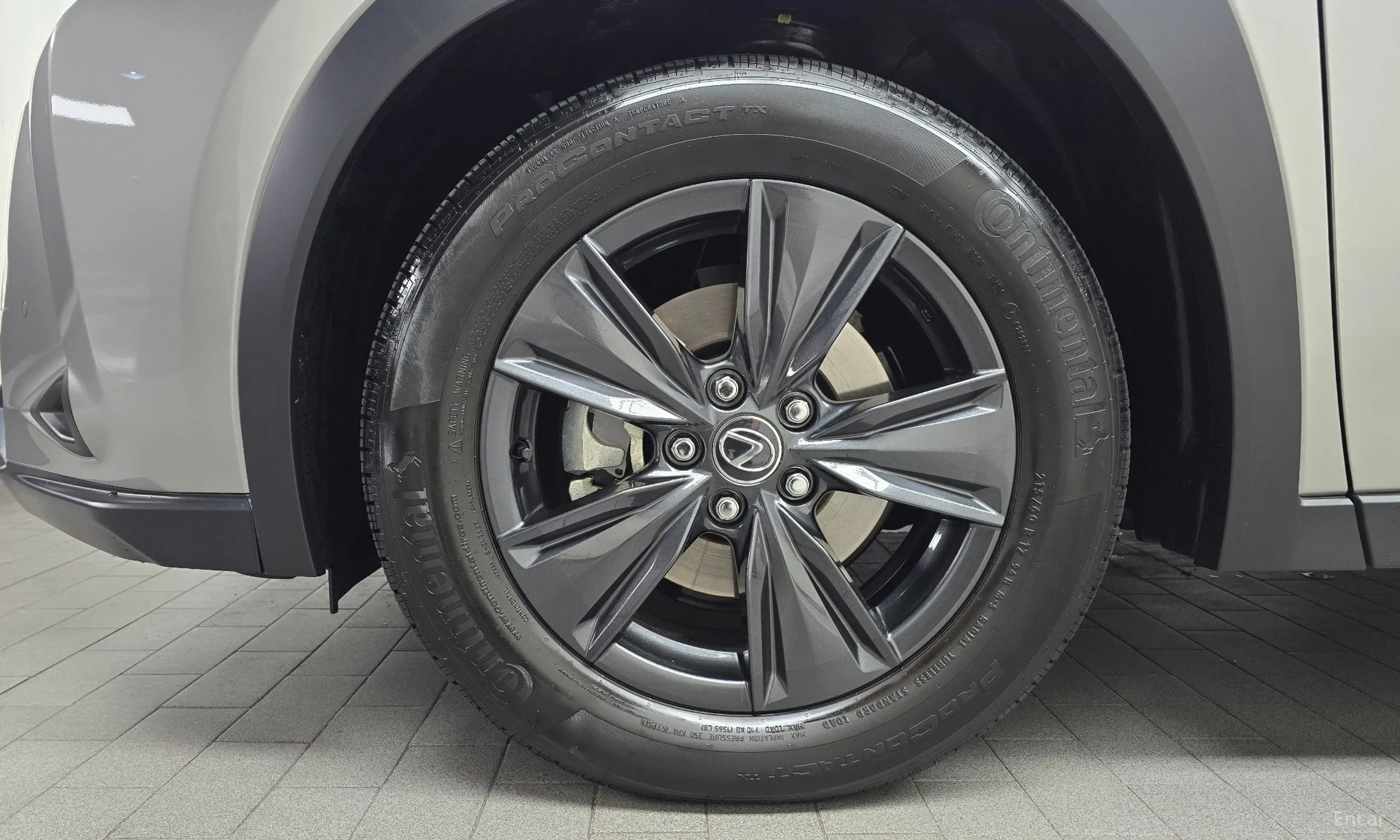 Lexus UX300h превью 5