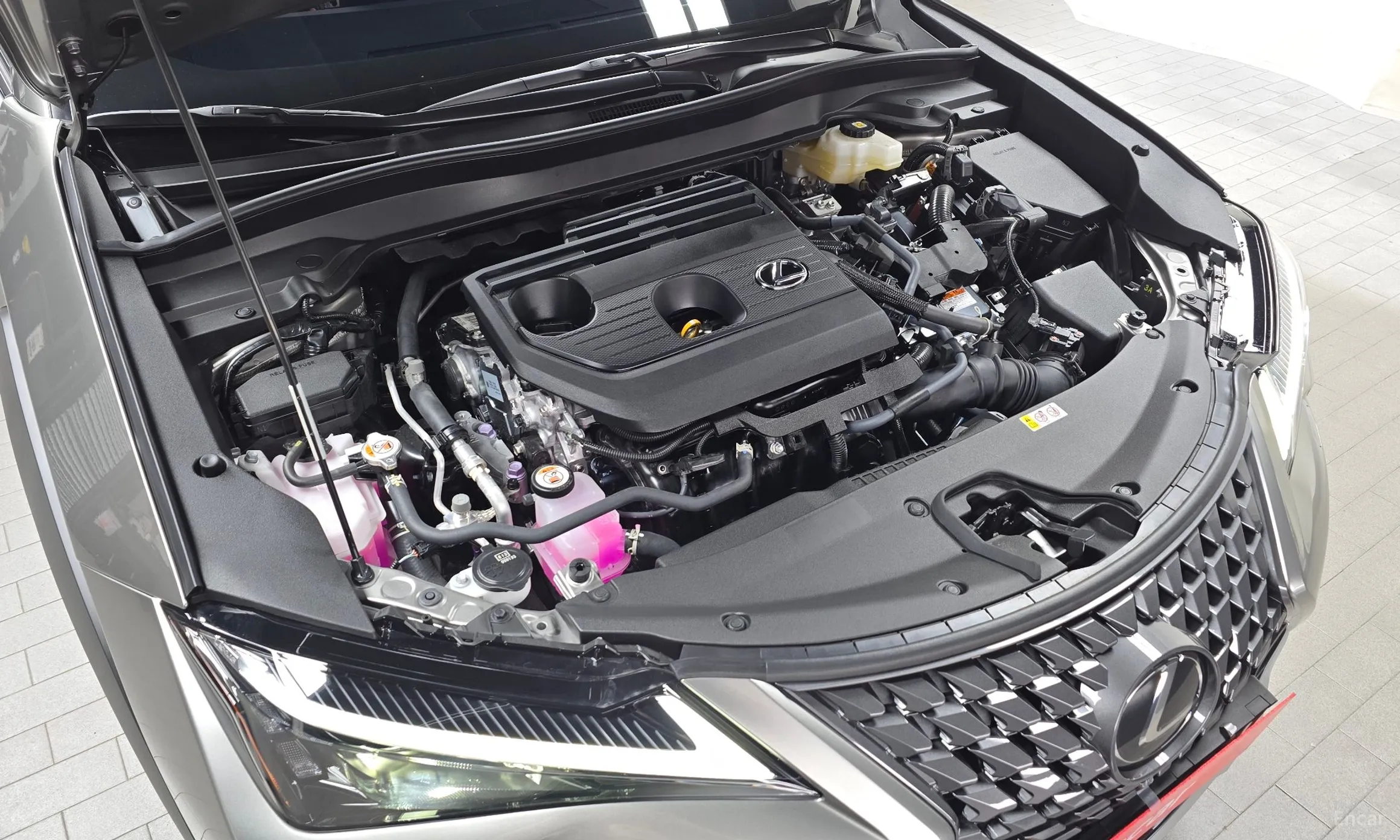 Lexus UX300h превью 6