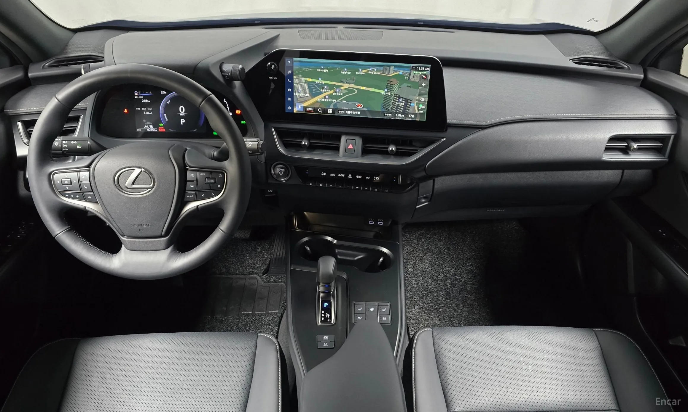 Lexus UX300h превью 7