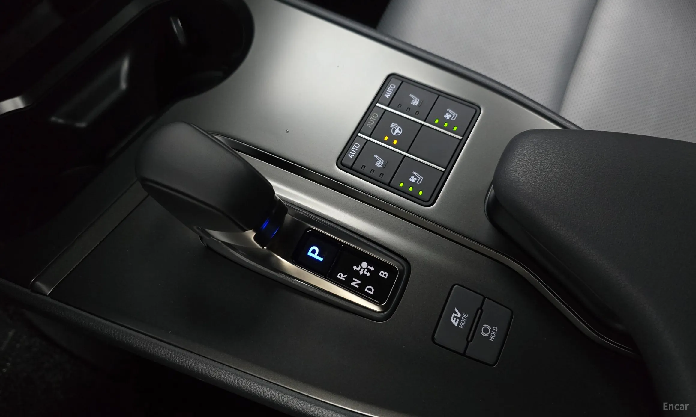 Lexus UX300h превью 9