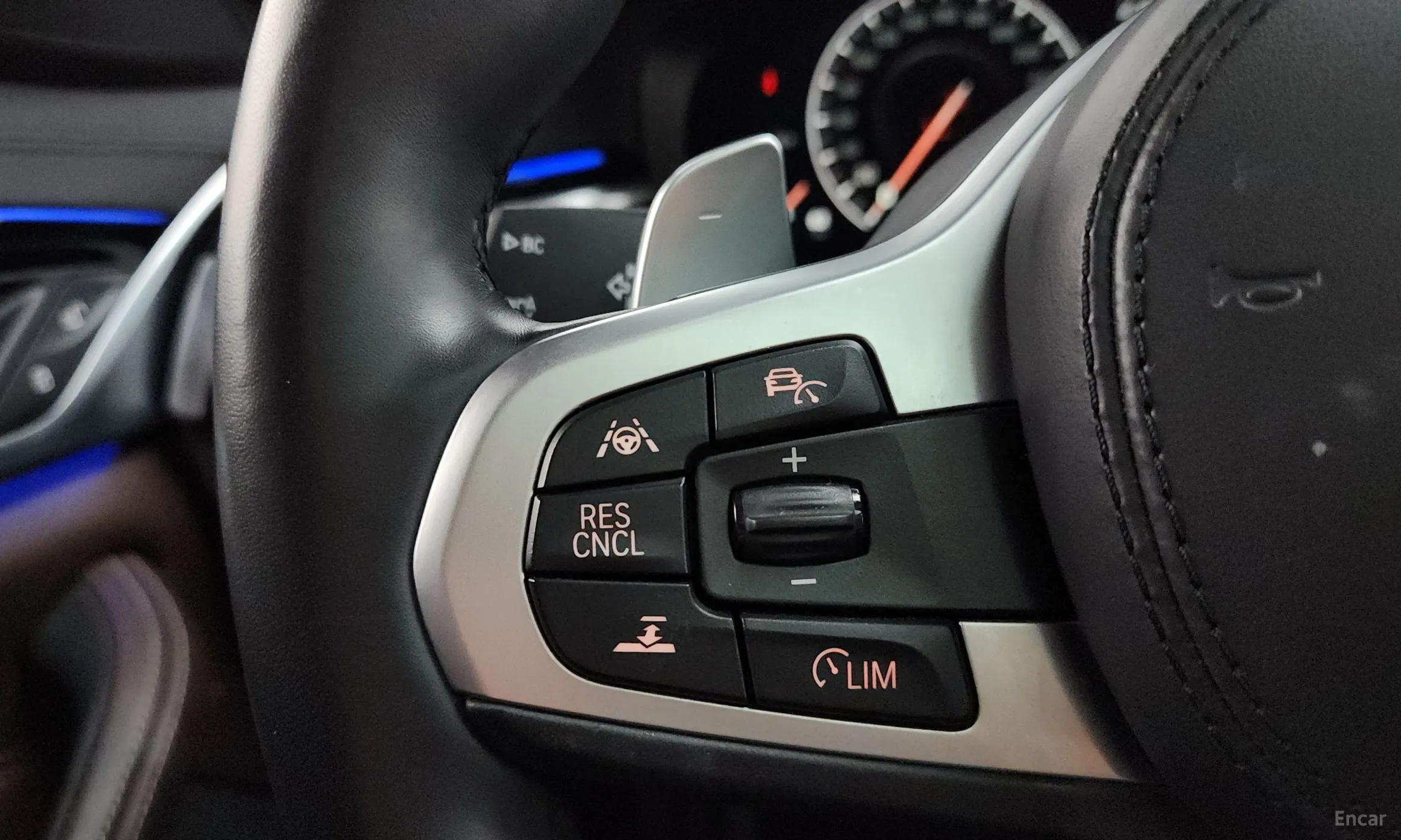 BMW 5 Series (G30) превью 15