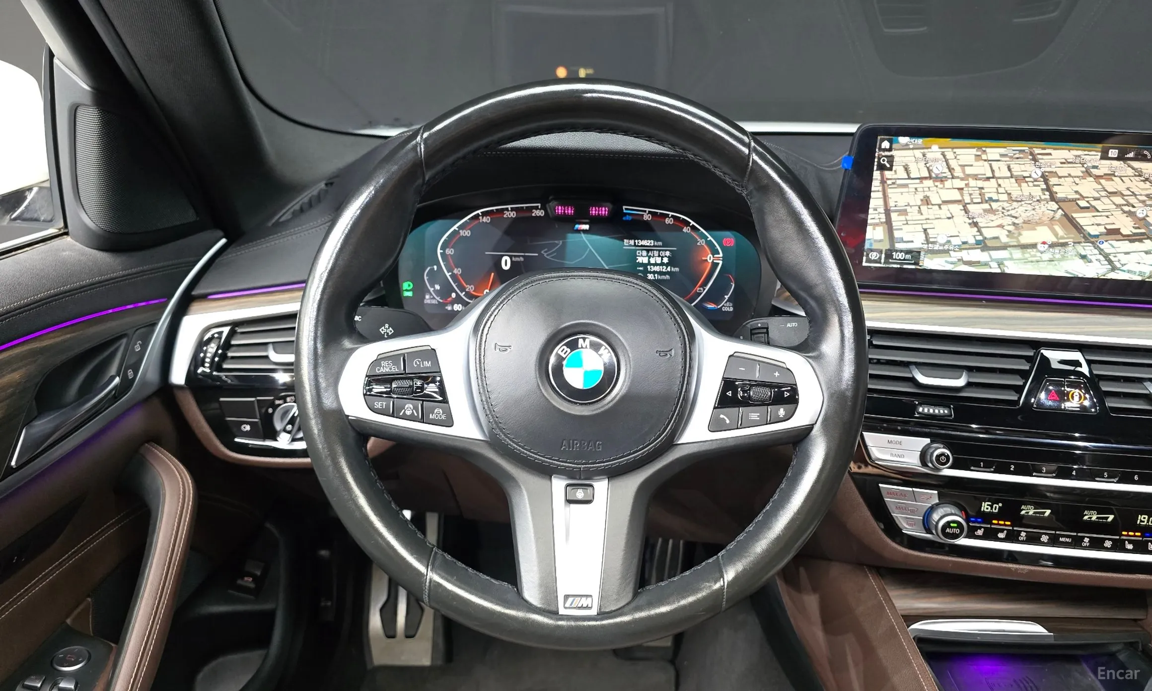 BMW 5 Series (G30) превью 12