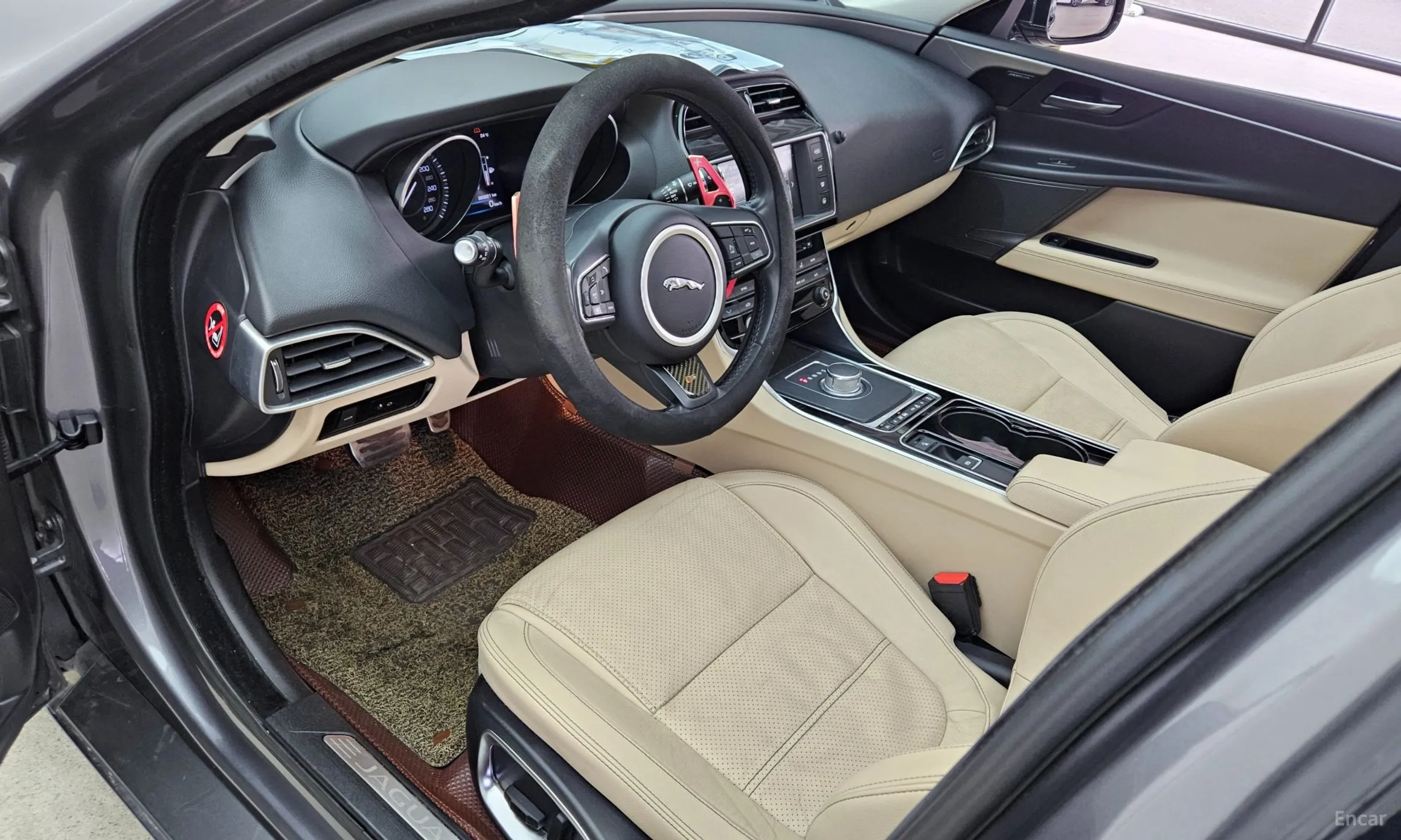 Jaguar XE превью 10