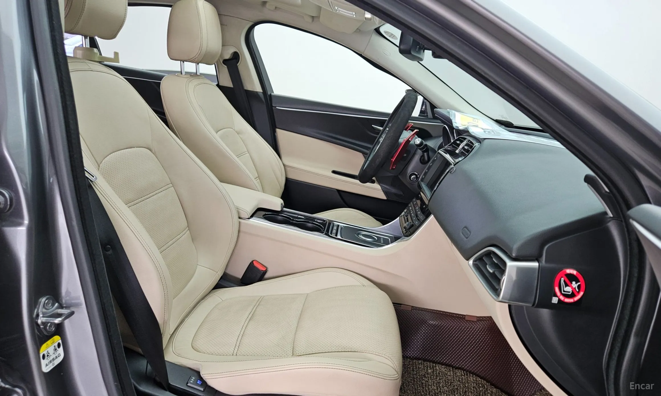 Jaguar XE превью 11
