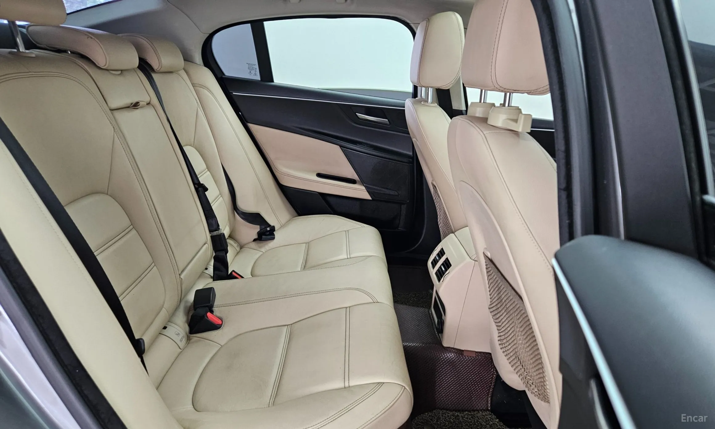 Jaguar XE превью 12