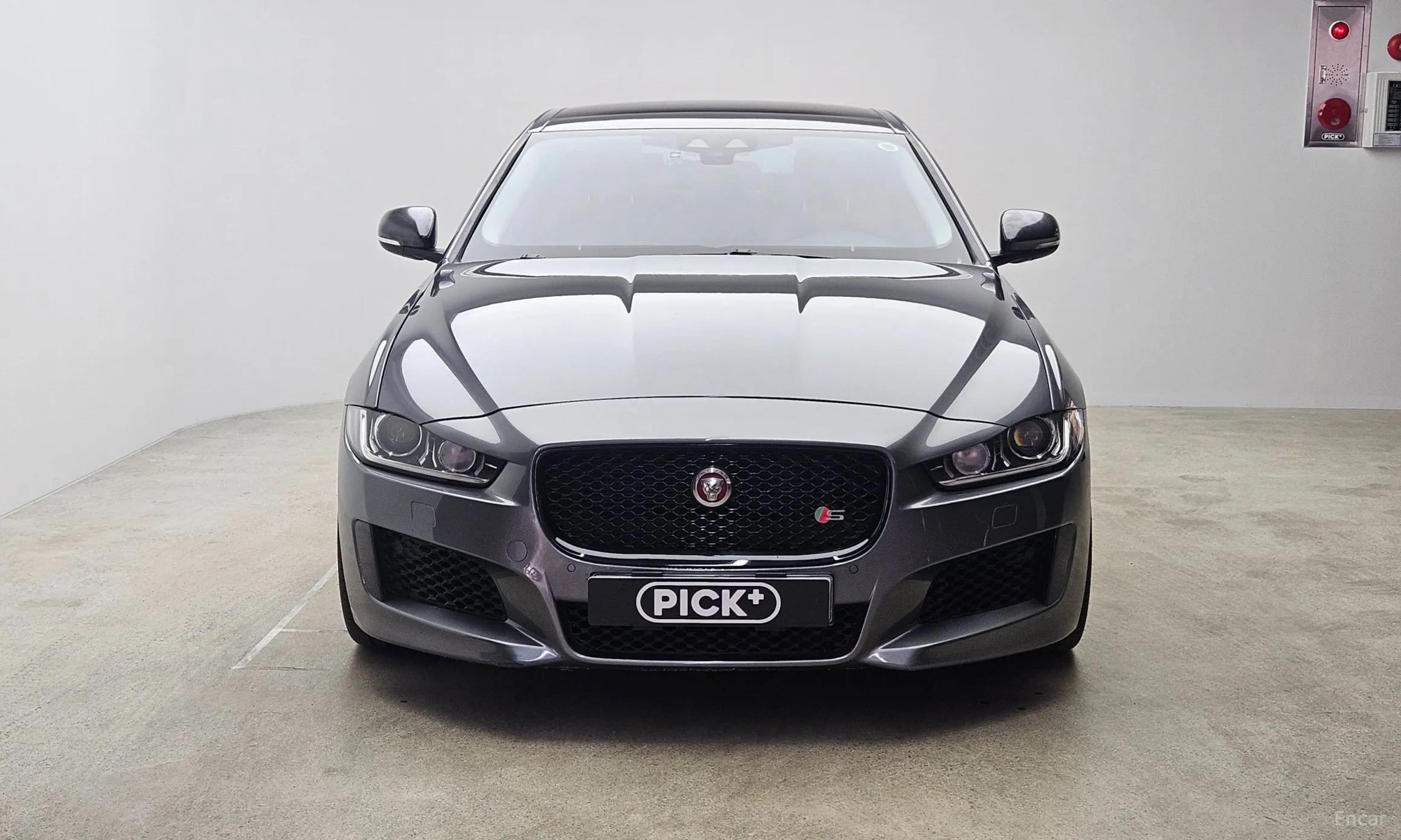 Jaguar XE превью 3