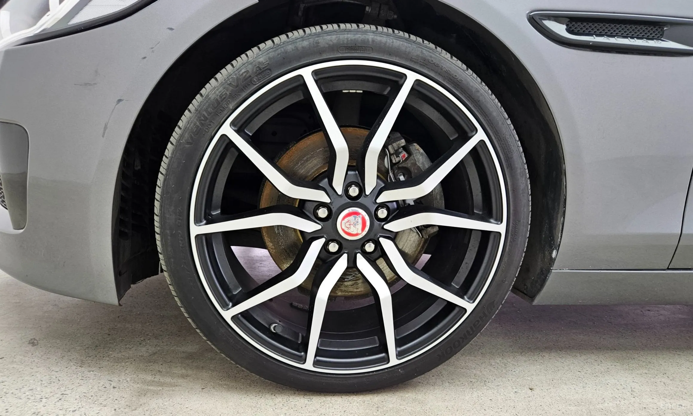 Jaguar XE превью 5