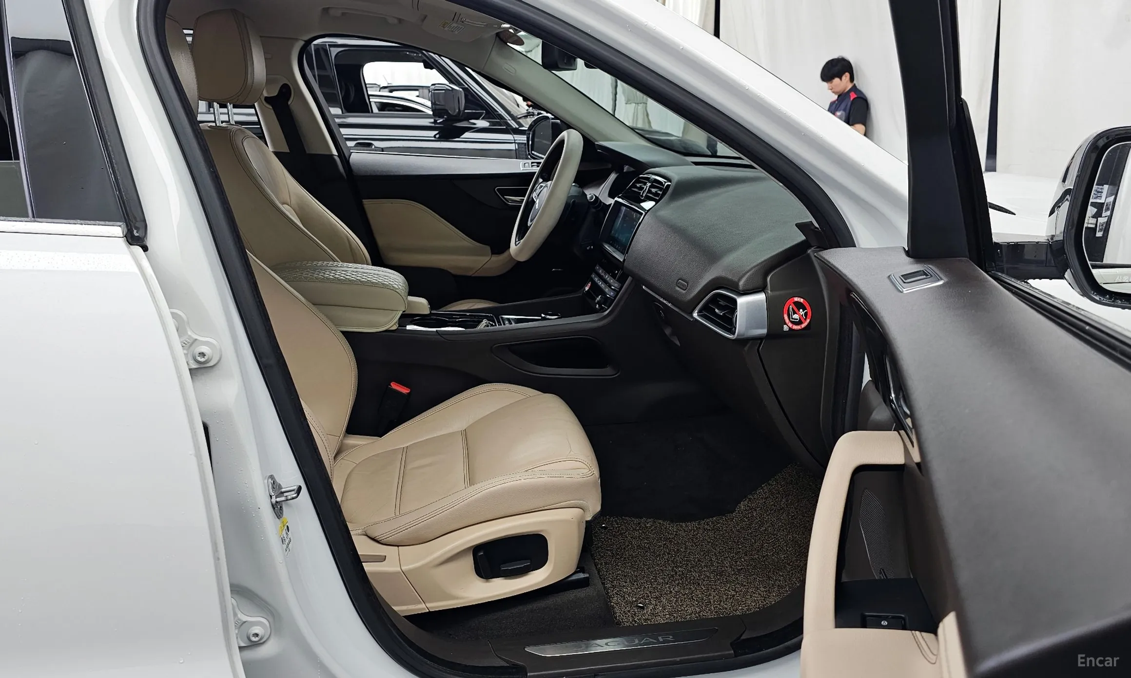 Jaguar F-PACE превью 11
