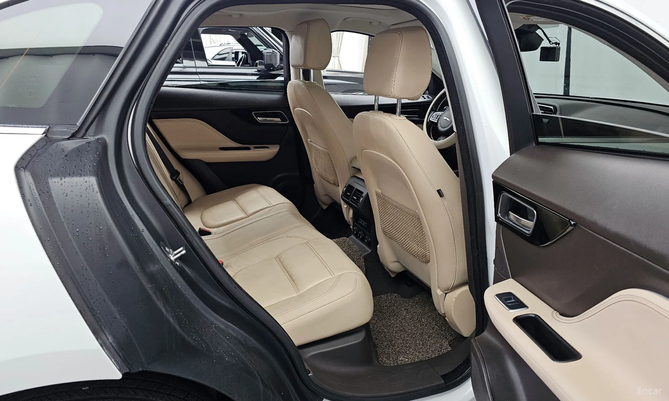Jaguar F-PACE превью 12