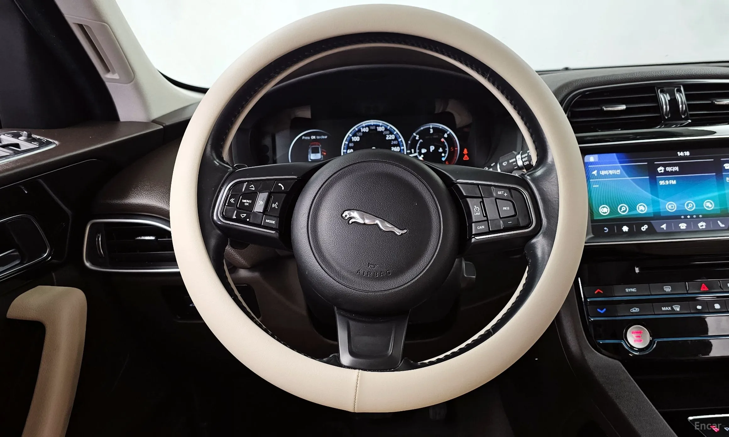 Jaguar F-PACE превью 13