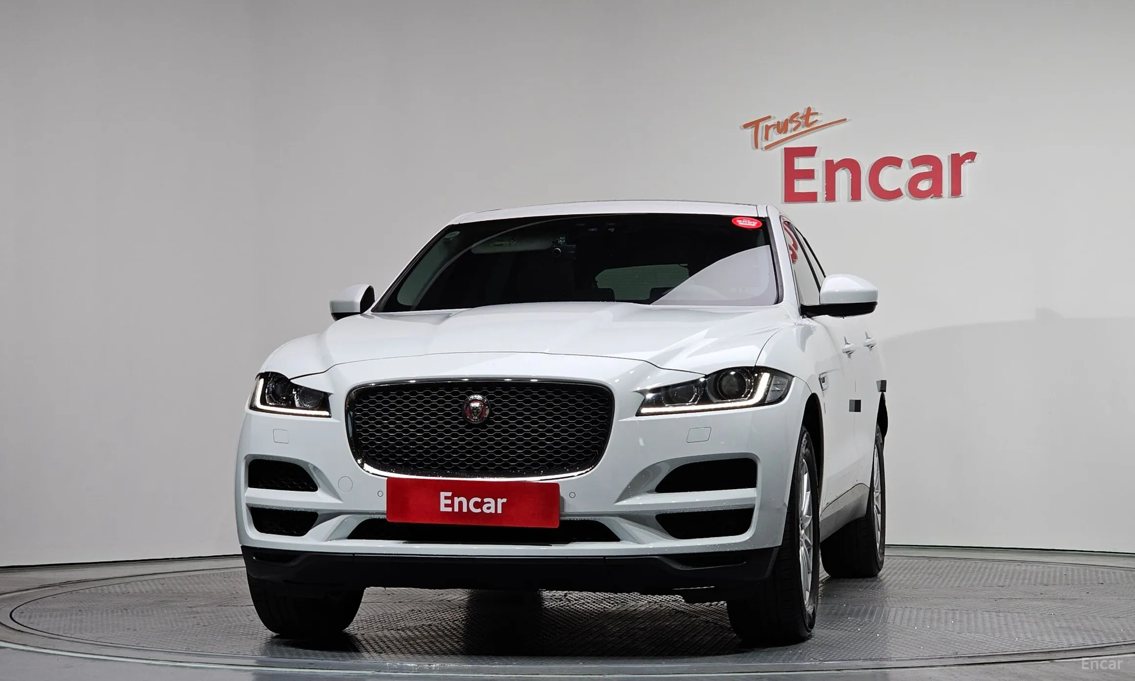 Jaguar F-PACE превью 3