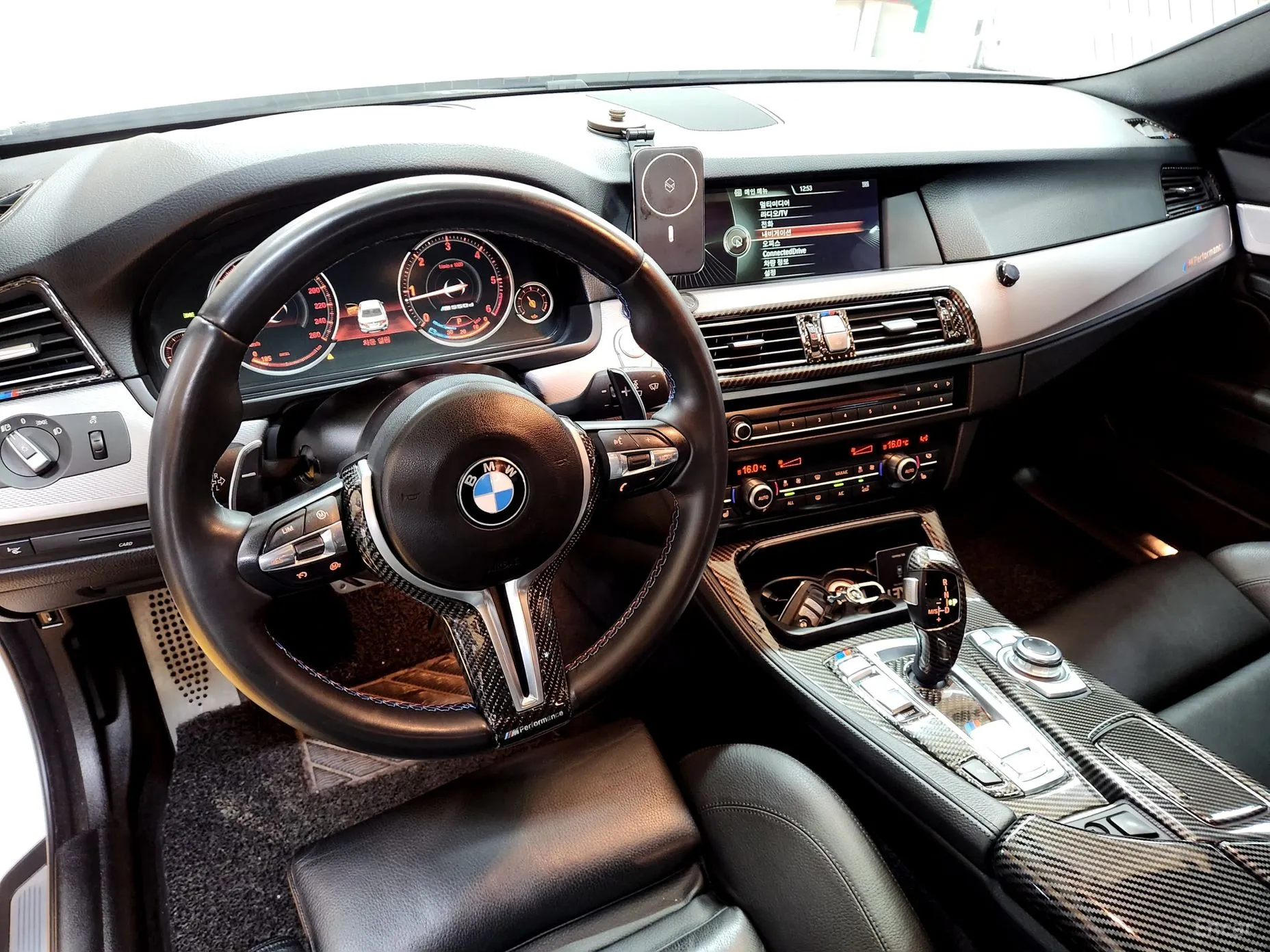 BMW 5 Series (F10) превью 18