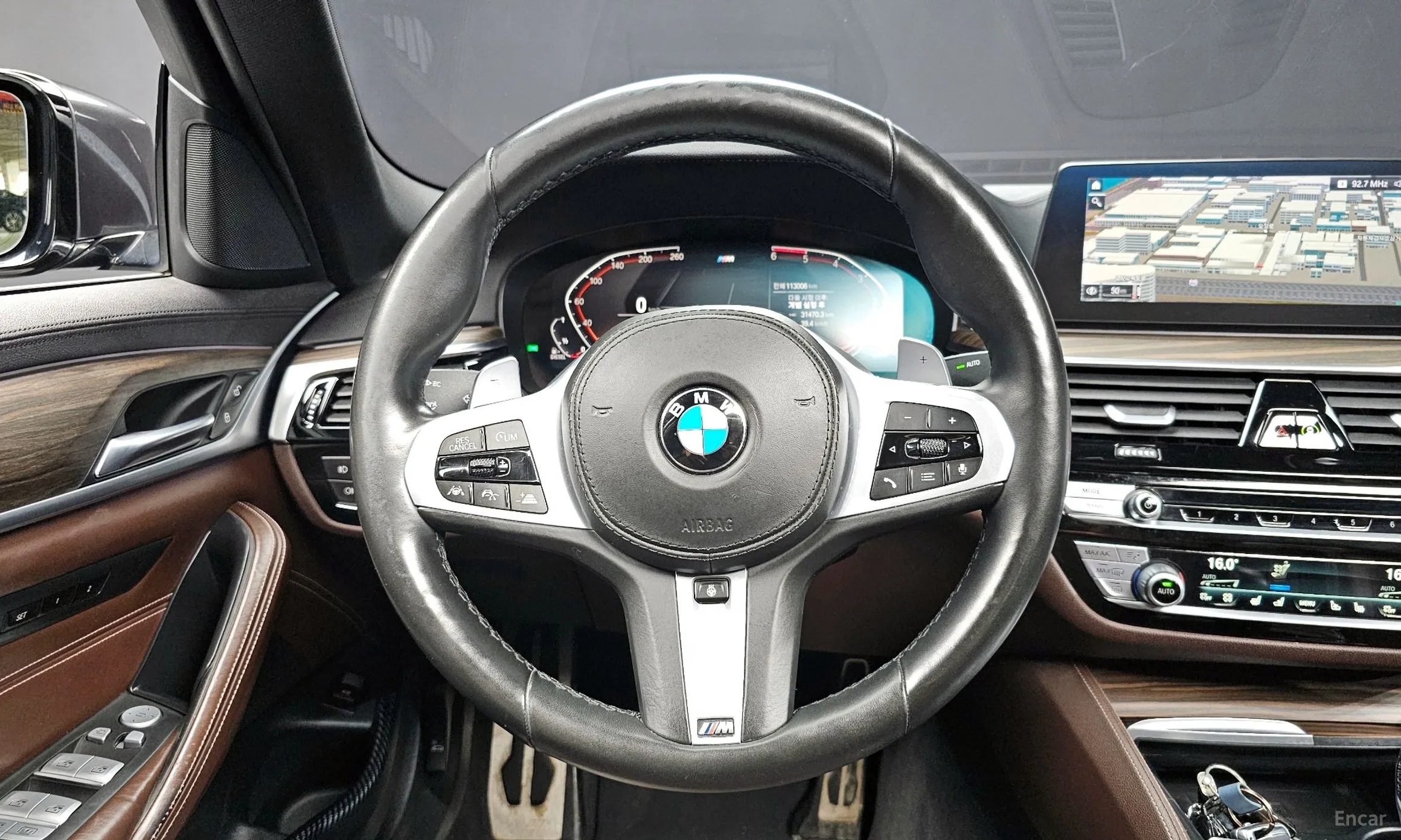 BMW 5 Series (G30) превью 12