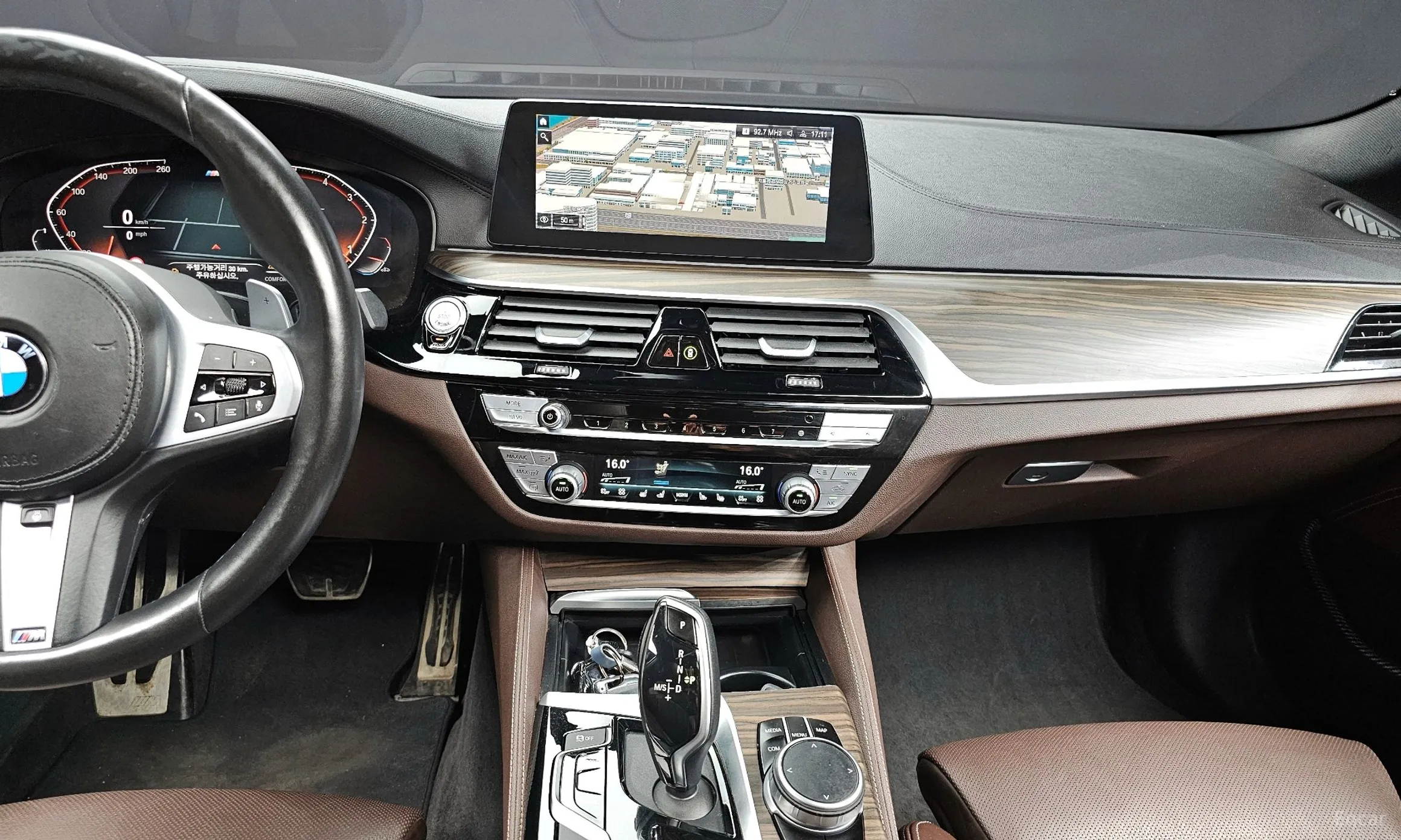 BMW 5 Series (G30) превью 13