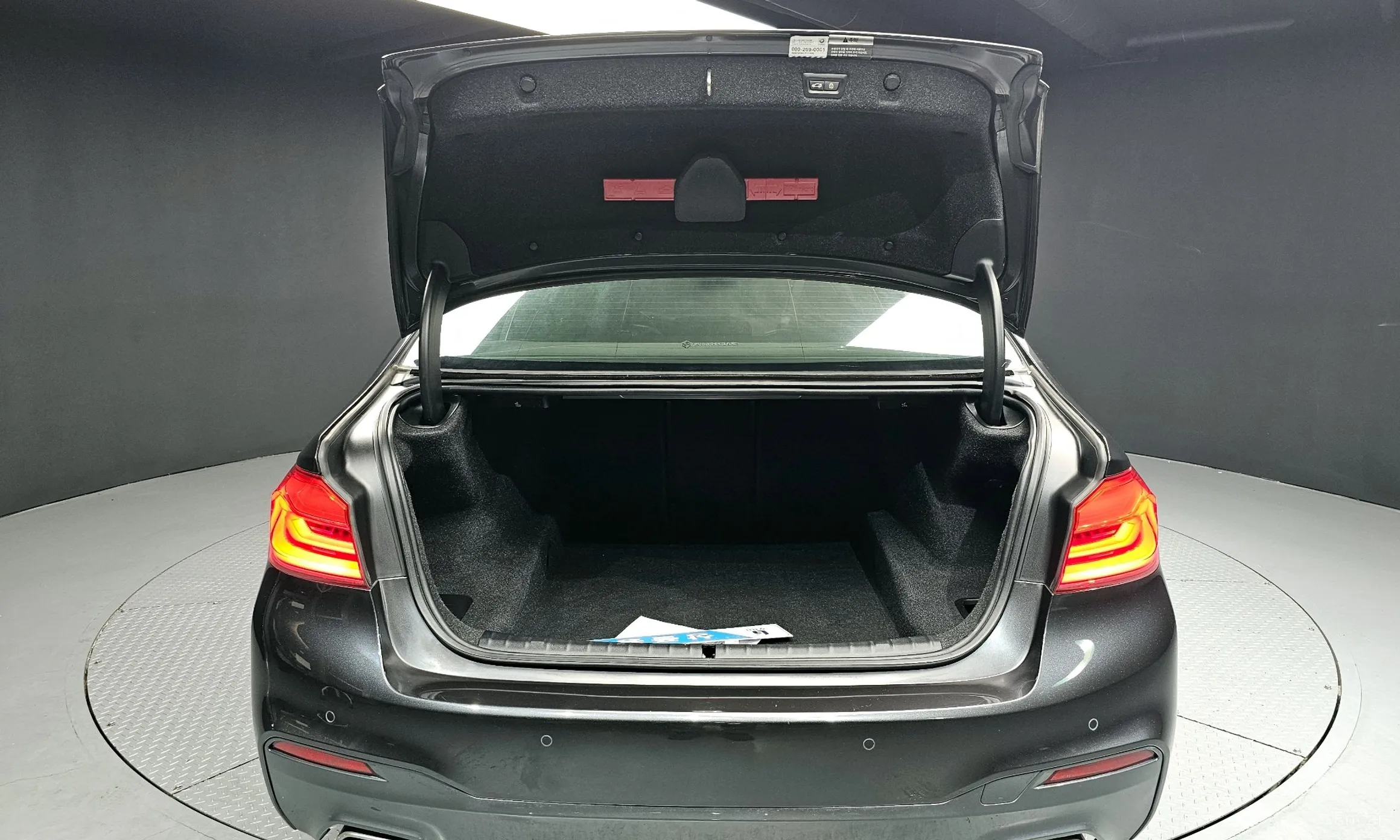 BMW 5 Series (G30) превью 20