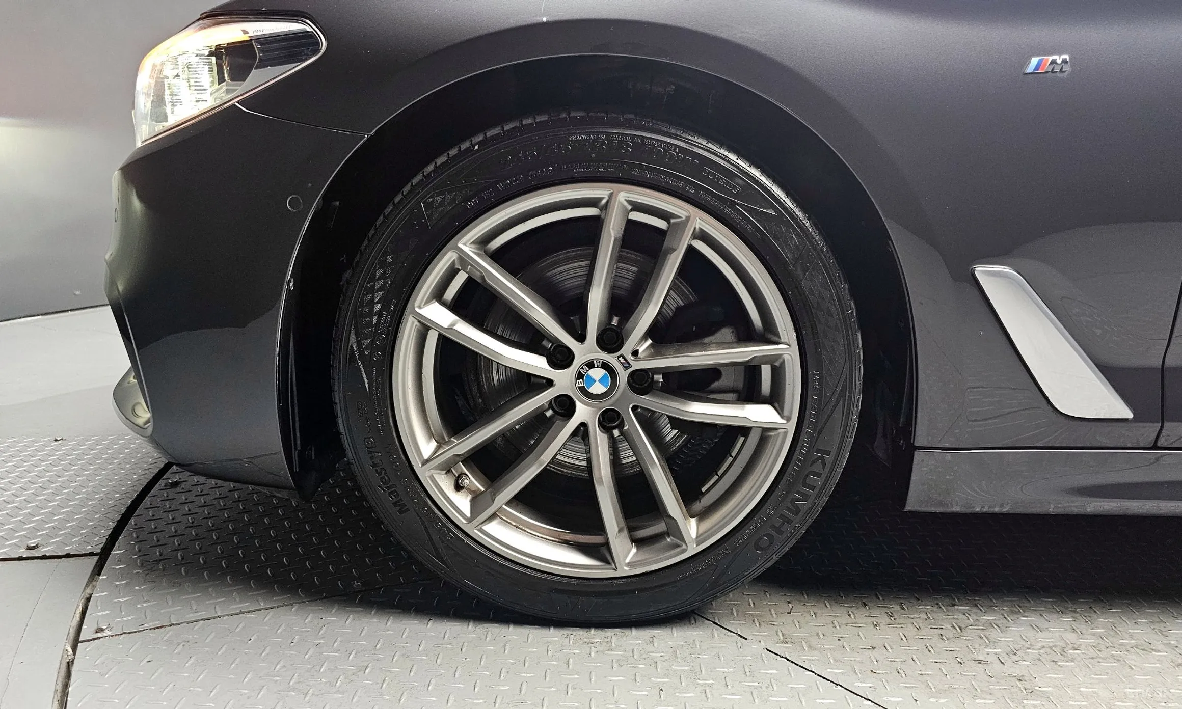 BMW 5 Series (G30) превью 5
