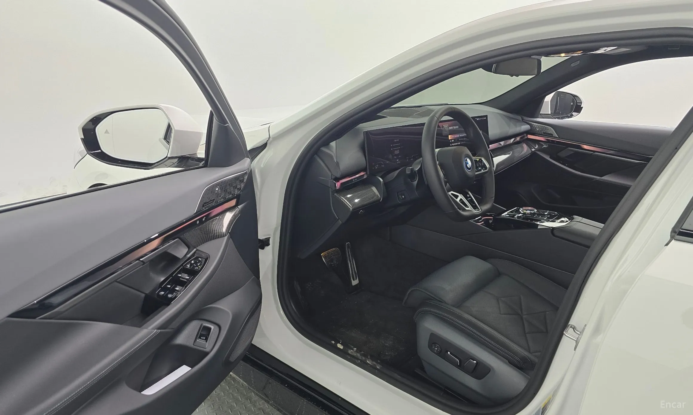 BMW 5 Series (G60) превью 10