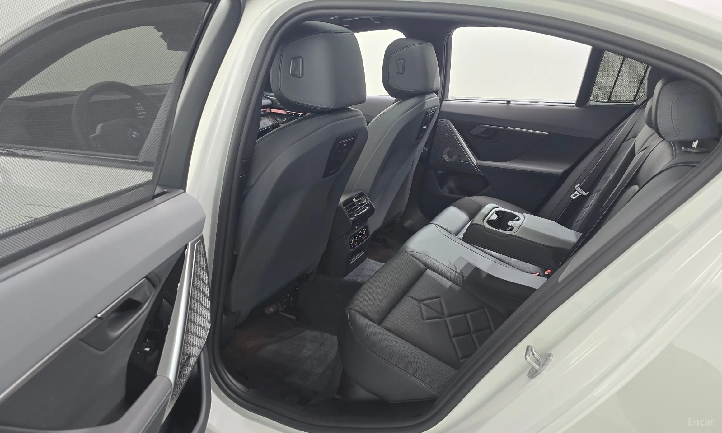 BMW 5 Series (G60) превью 12