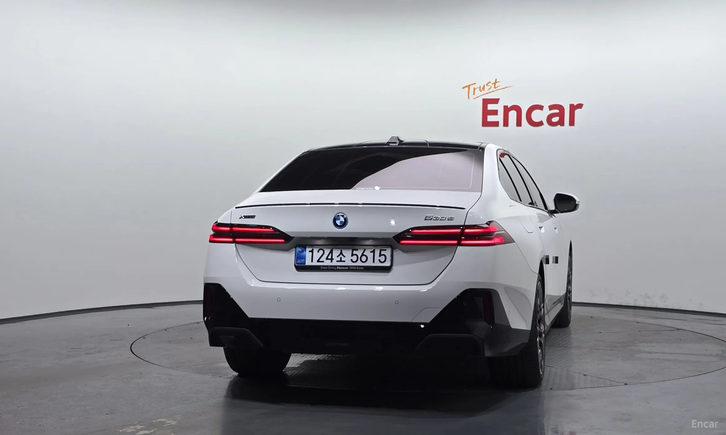 BMW 5 Series (G60) превью 4