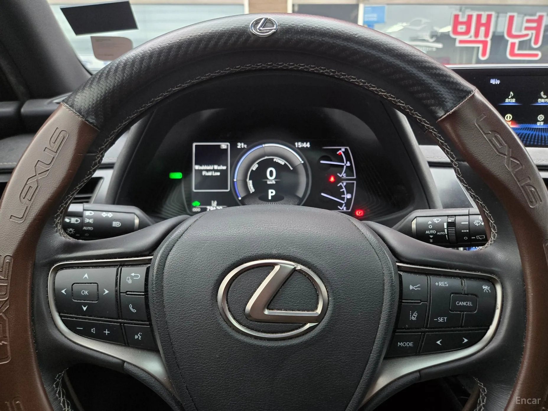 Lexus UX250h превью 7
