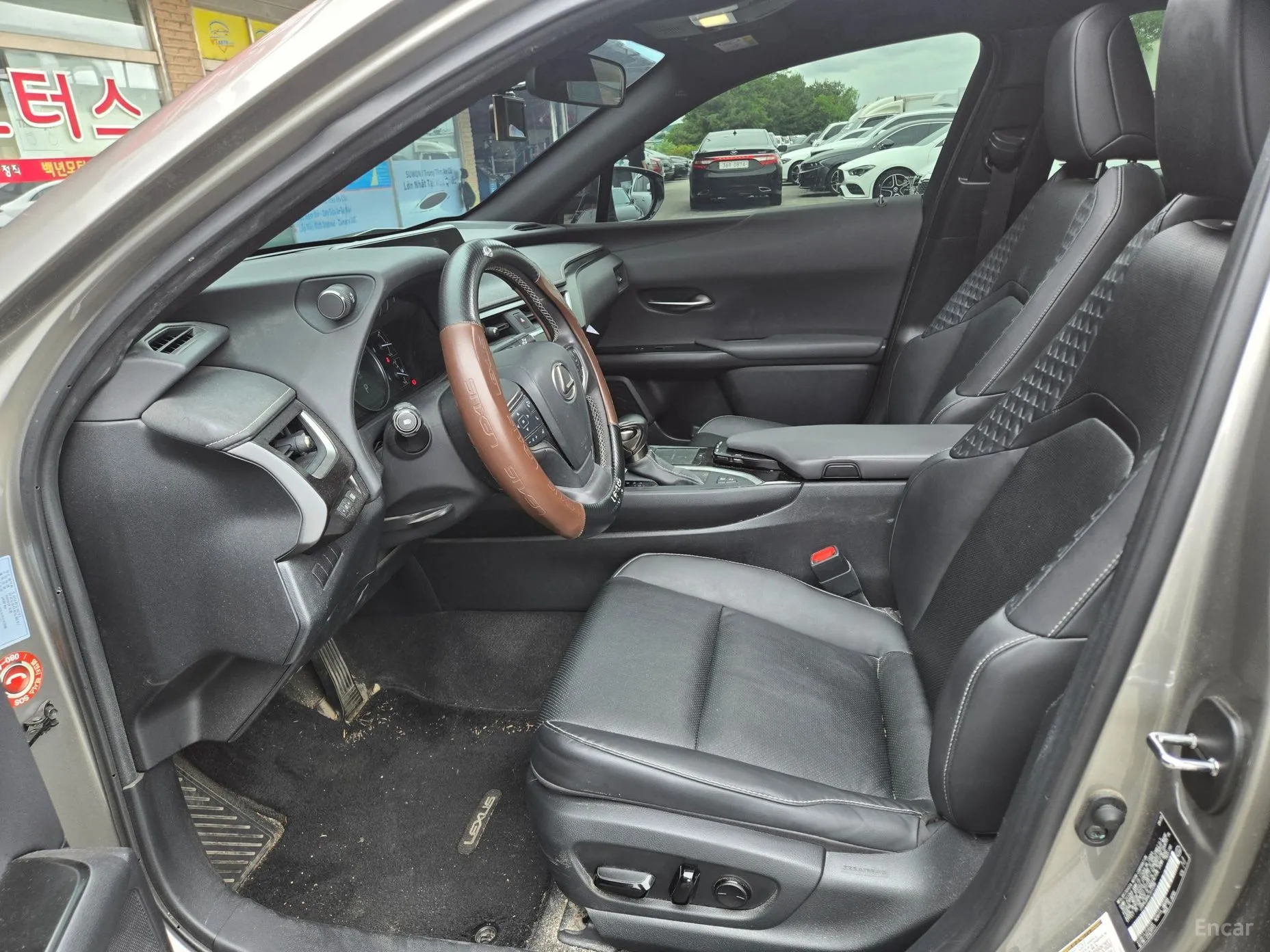 Lexus UX250h превью 8