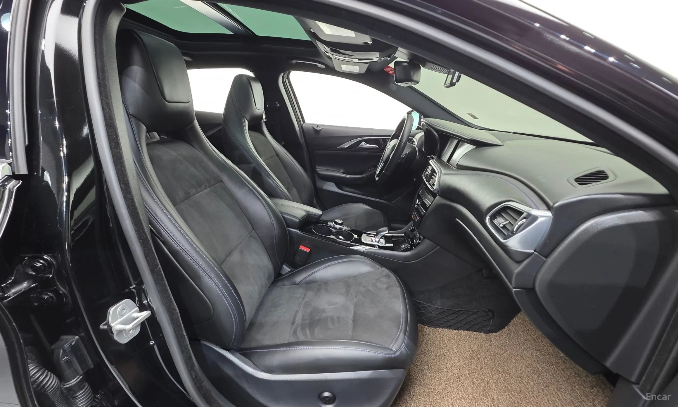 Infiniti Q30 превью 10