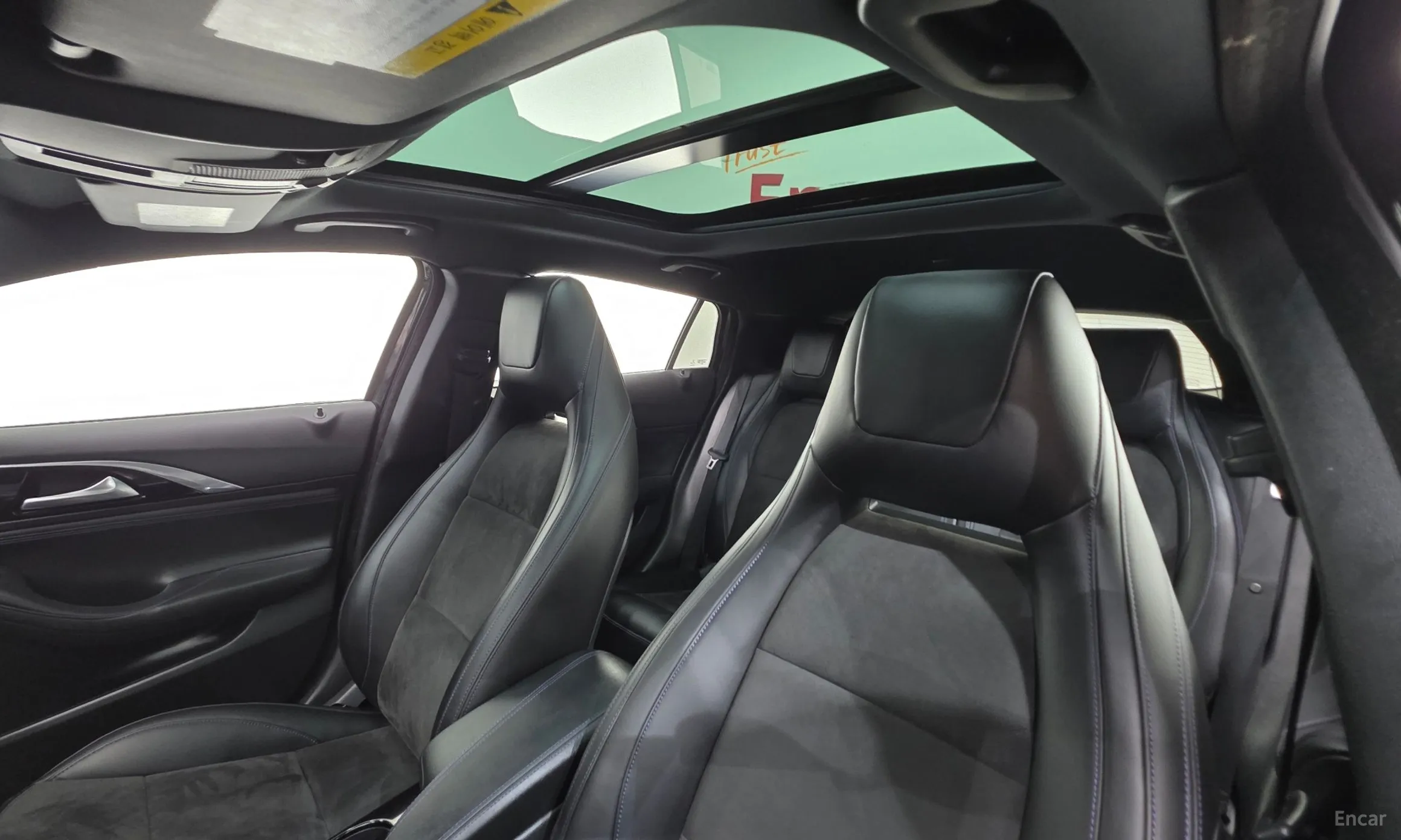 Infiniti Q30 превью 11