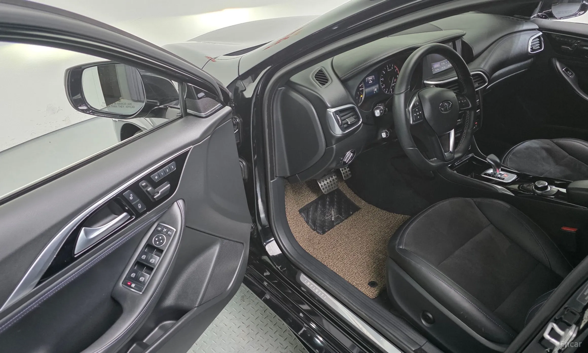 Infiniti Q30 превью 12