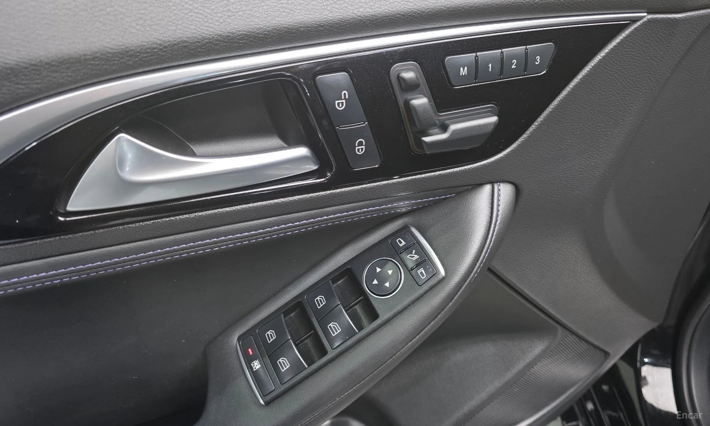 Infiniti Q30 превью 13