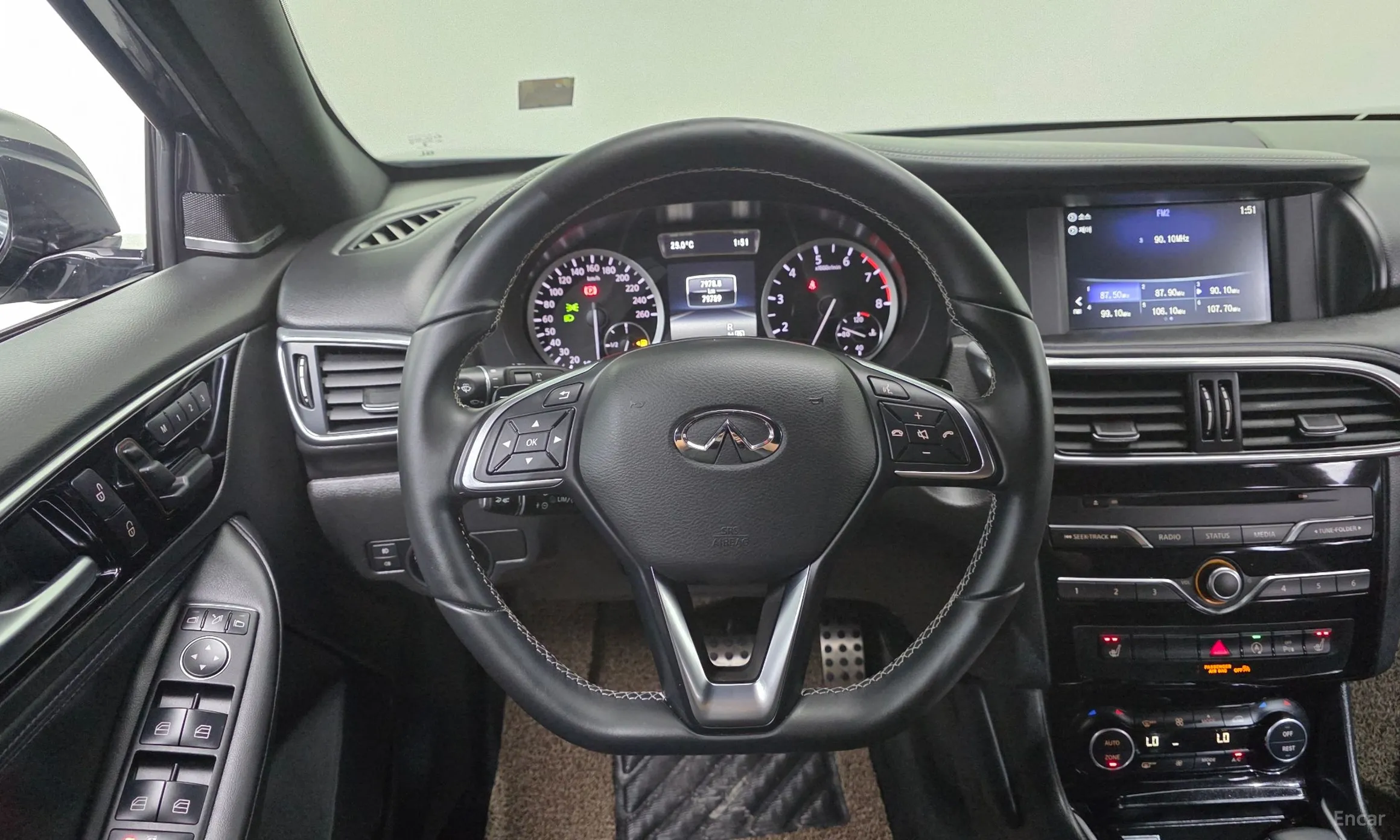 Infiniti Q30 превью 16