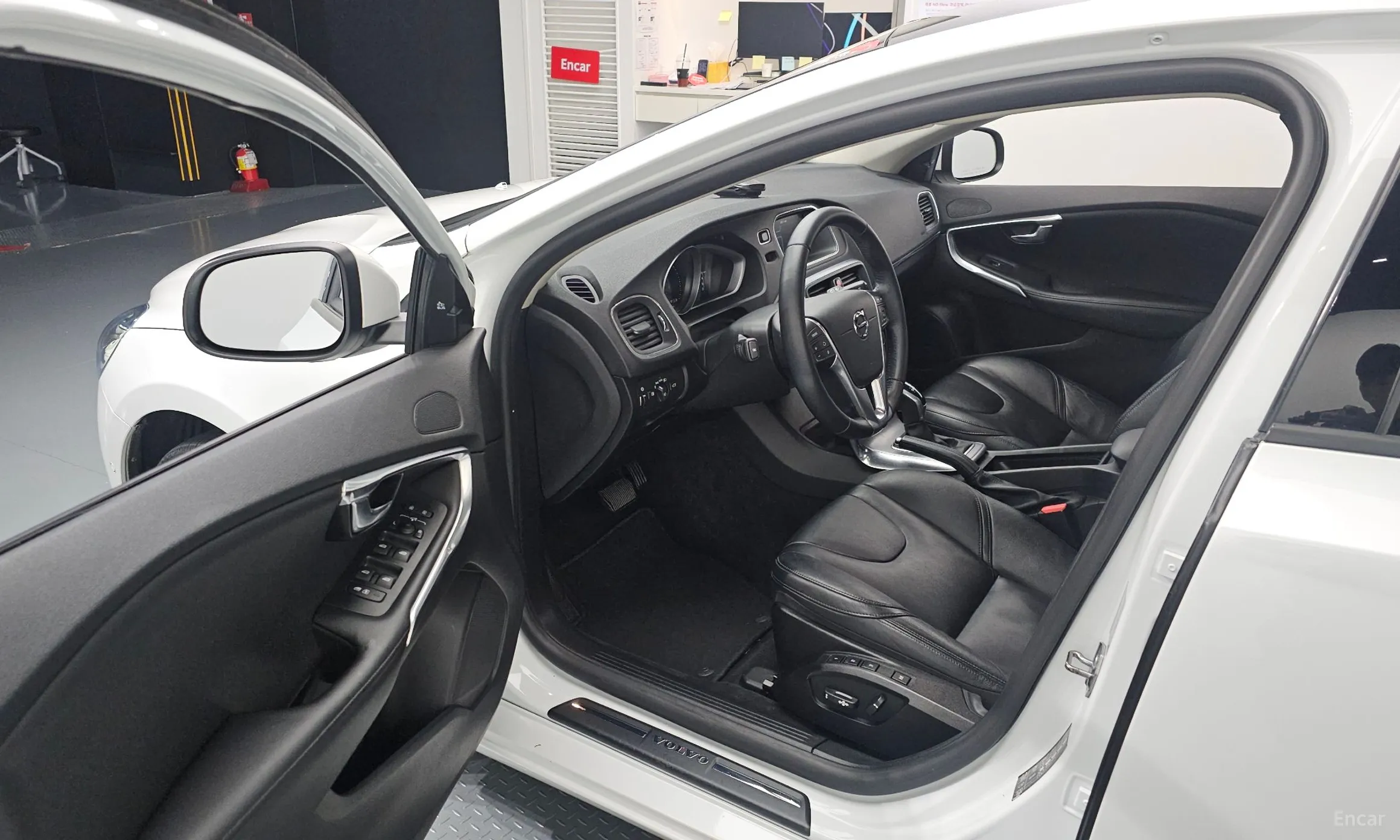 Volvo V40 превью 10