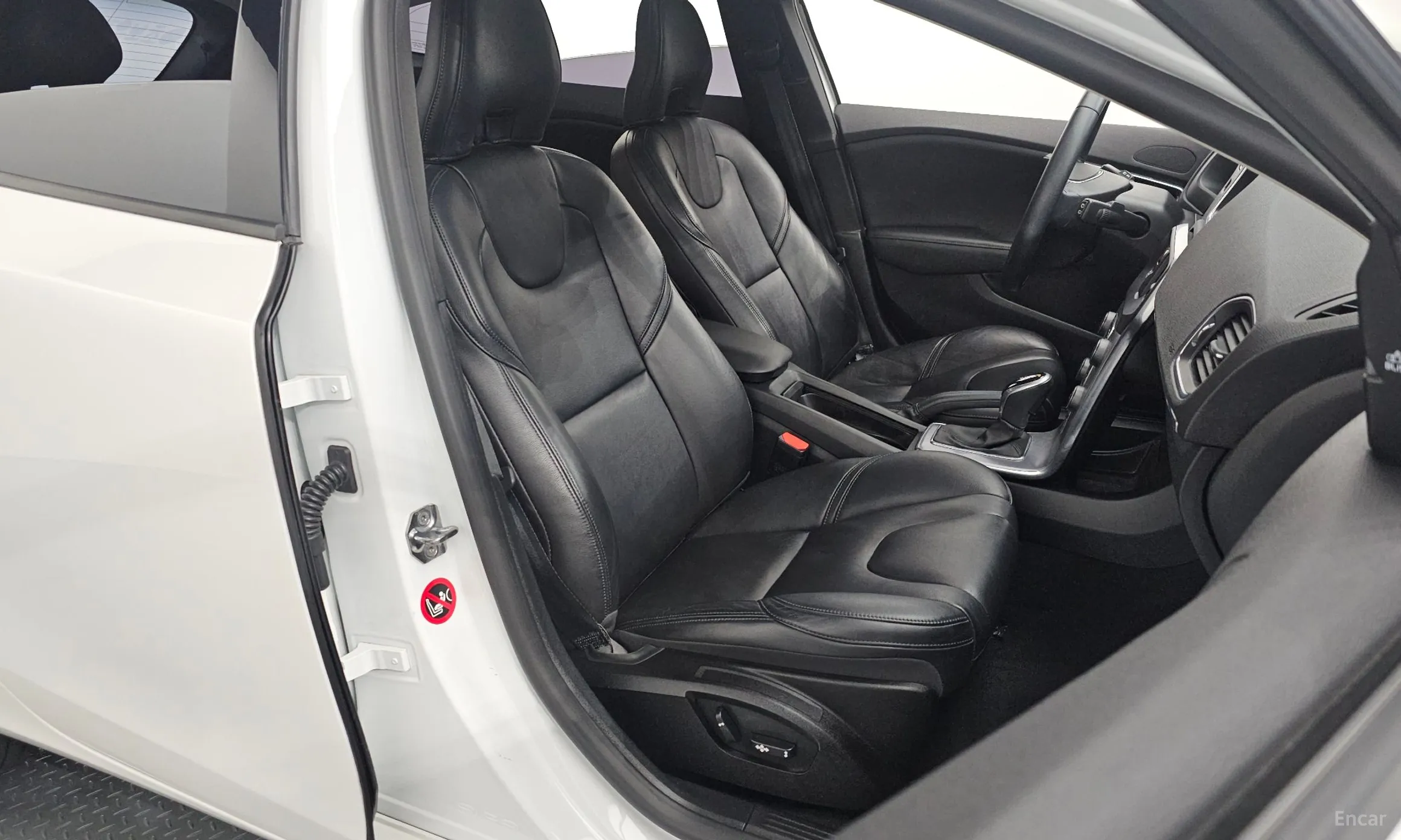 Volvo V40 превью 12