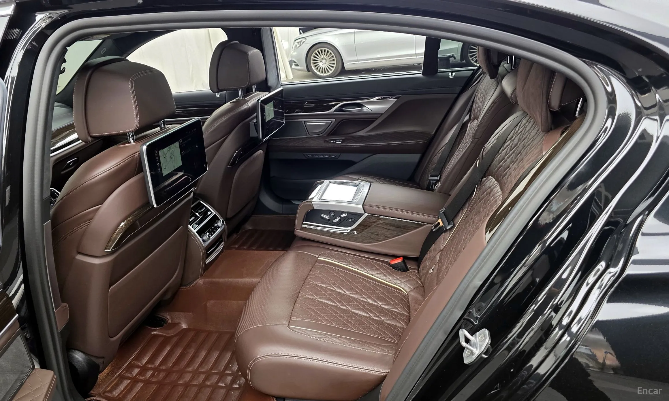 BMW 7 Series (G11) превью 11